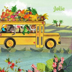 Geboortekaartje retro bus met dieren in zomers landschap. De tijger, krokodil, papegaai, olifant en toekan gaan een reis maken.