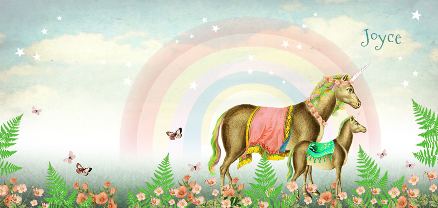 Betoverend geboortekaartje met moeder unicaorn en baby unicorn. De eenhoorns staan in een bloemenveld met vlinders, een mooie regenboog op de achtergrond en sterretjes voor een extra betoverend effect