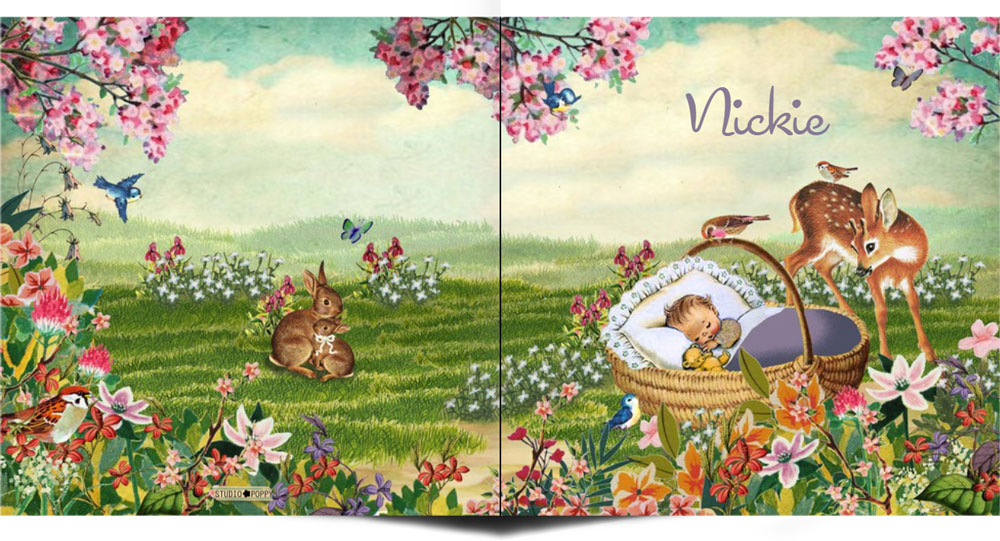 Illustratief geboortekaartje met lente bos en hertje kijkt bij het mandje. De vlinders en vogels maken het een gezellig en lief kaartje.